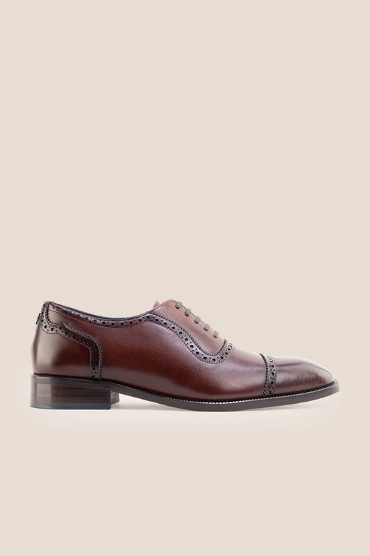 The men's smart brown oxford shoes showcase a refined cap-toe design with delicate brogue detailing and rich full-grain leather, perfect for weddings, formal events, and boardroom attire.