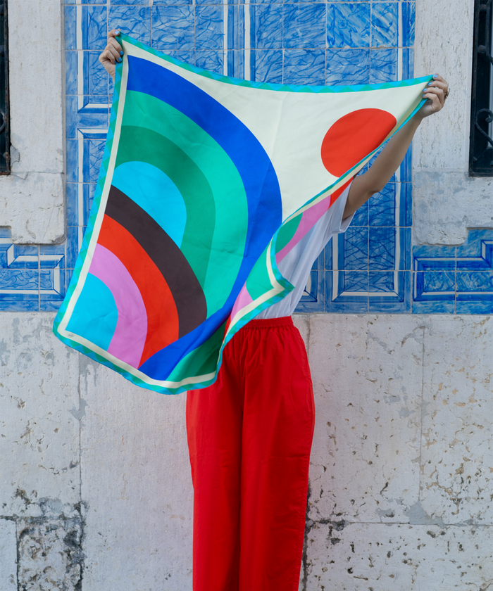 Elizabeth Olwen holding her echo100 scarf