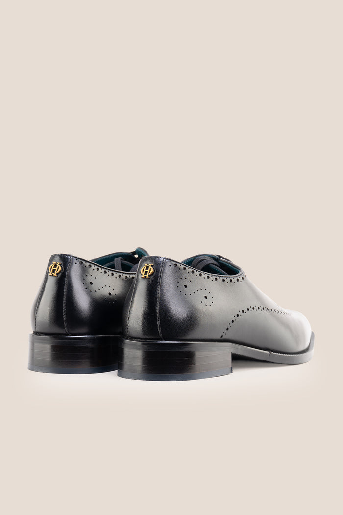 The men's smart oxford black shoes feature a sleek closed-lacing design and immaculate finish, perfect for black-tie events and formal business wear.