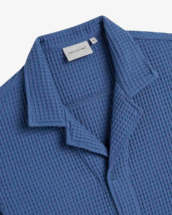 Le Waffle Resort Shirt in azure — close-up of the resort collar and waffle-woven cotton