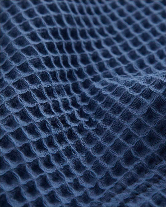 Le Waffle Resort Shirt in azure — close-up of the waffle-woven texture