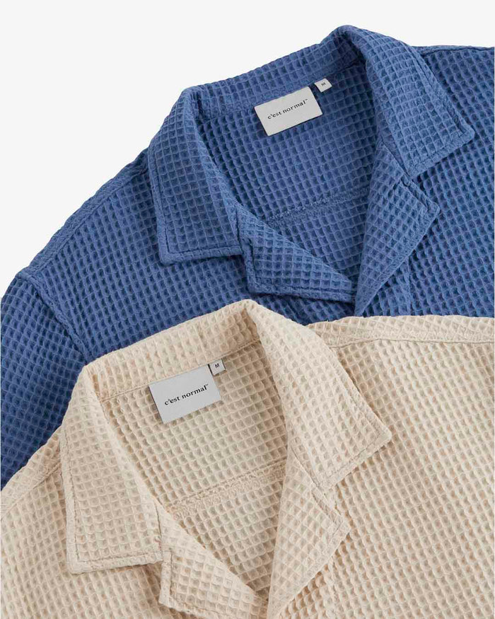 Le Waffle Resort Shirt in azure — close-up showing the waffle-woven texture and neck labels.