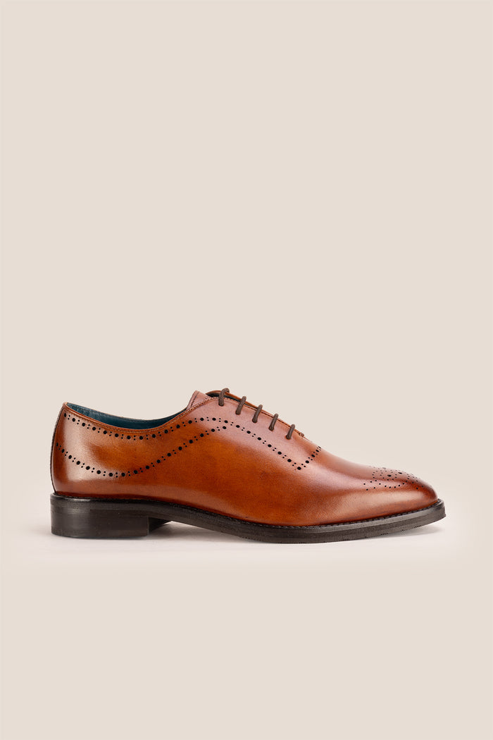 Men’s Melton Oxford shoes in tan leather with classic closed lacing and elegant detailing, perfect for formal and refined dress codes.