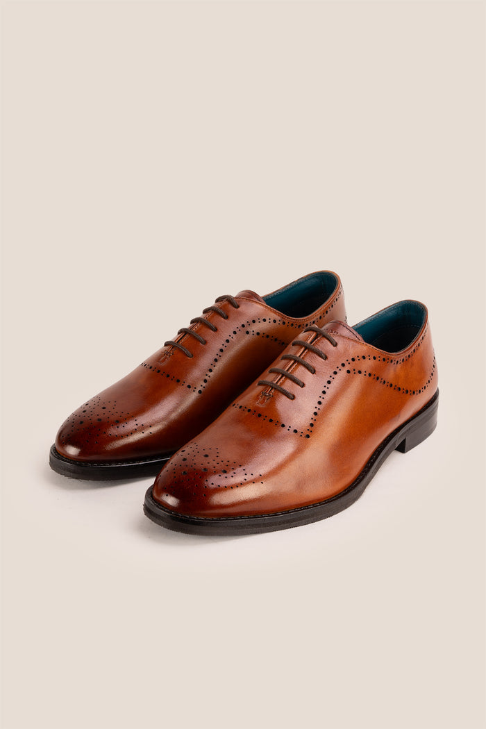 Men’s Melton Oxford shoes in tan leather with classic closed lacing and elegant detailing, perfect for formal and refined dress codes.