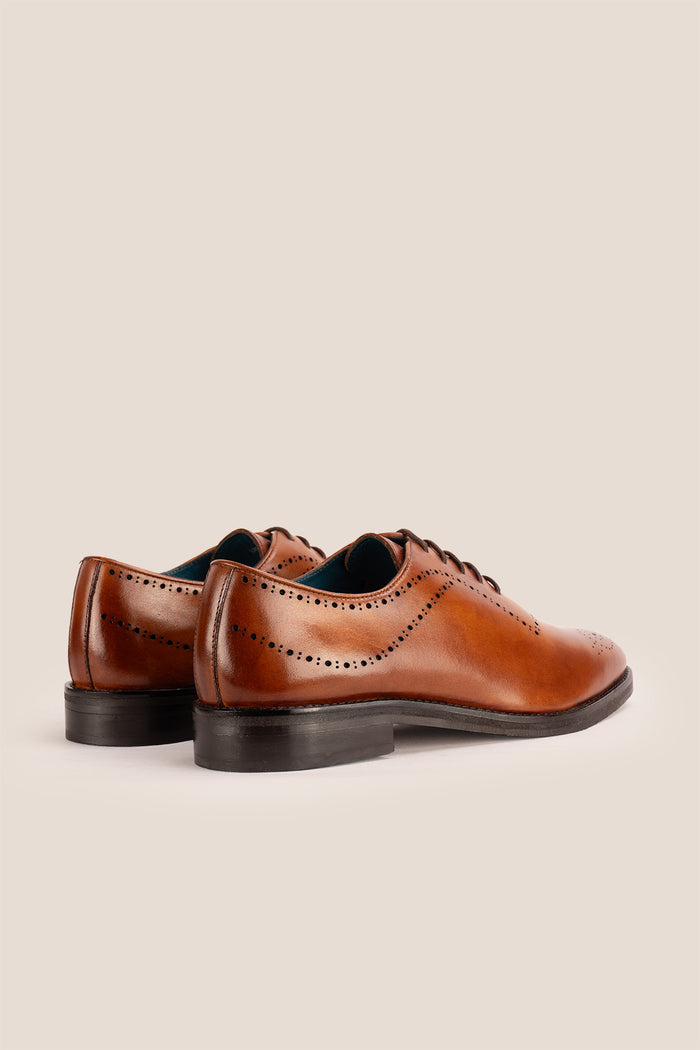 Men’s Melton Oxford shoes in tan leather with classic closed lacing and elegant detailing, perfect for formal and refined dress codes.
