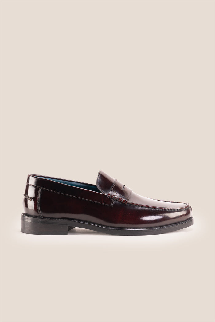 Peter Bordo leather penny loafers for men. Classic and stylish, these loafers provide comfort, durability, and a refined look for any occasion.
