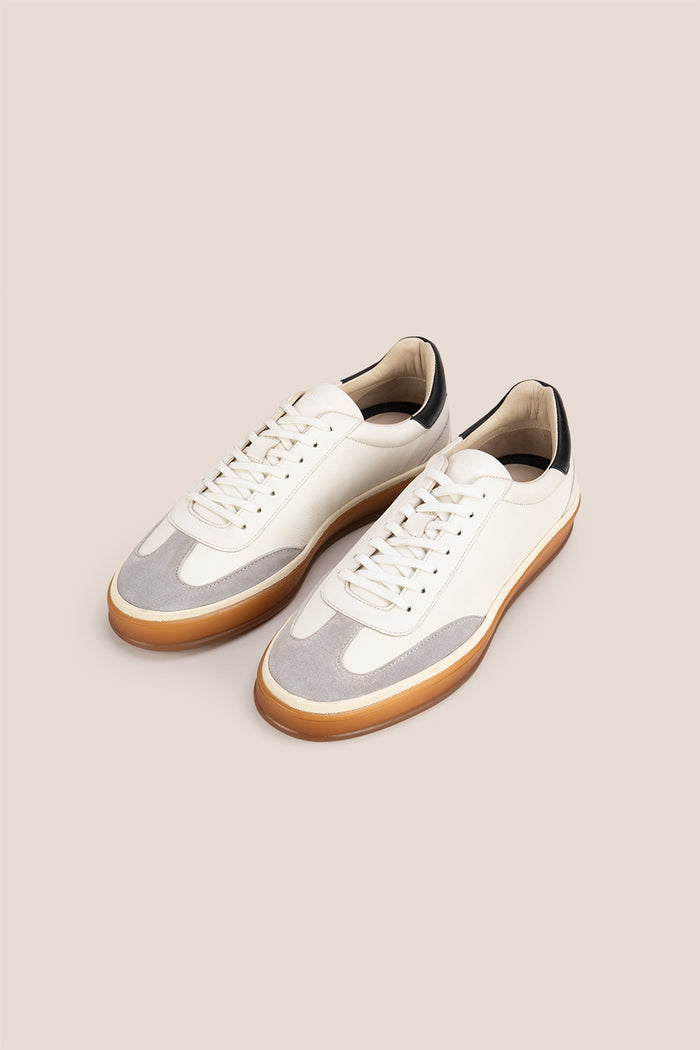 Smith White leather sneakers for men, showcasing a refined seven-eyelet design that embodies contemporary style. Made from top-quality leather