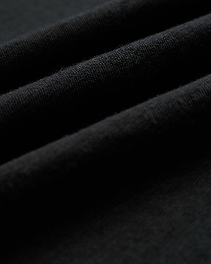 The Sanremo Linen Tee in antrasit — close-up of the textured linen-cotton blend fabric