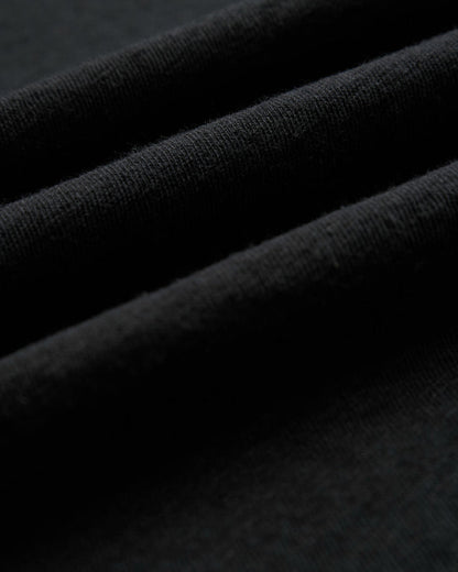 The Sanremo Linen Tee in antrasit — close-up of the textured linen-cotton blend fabric